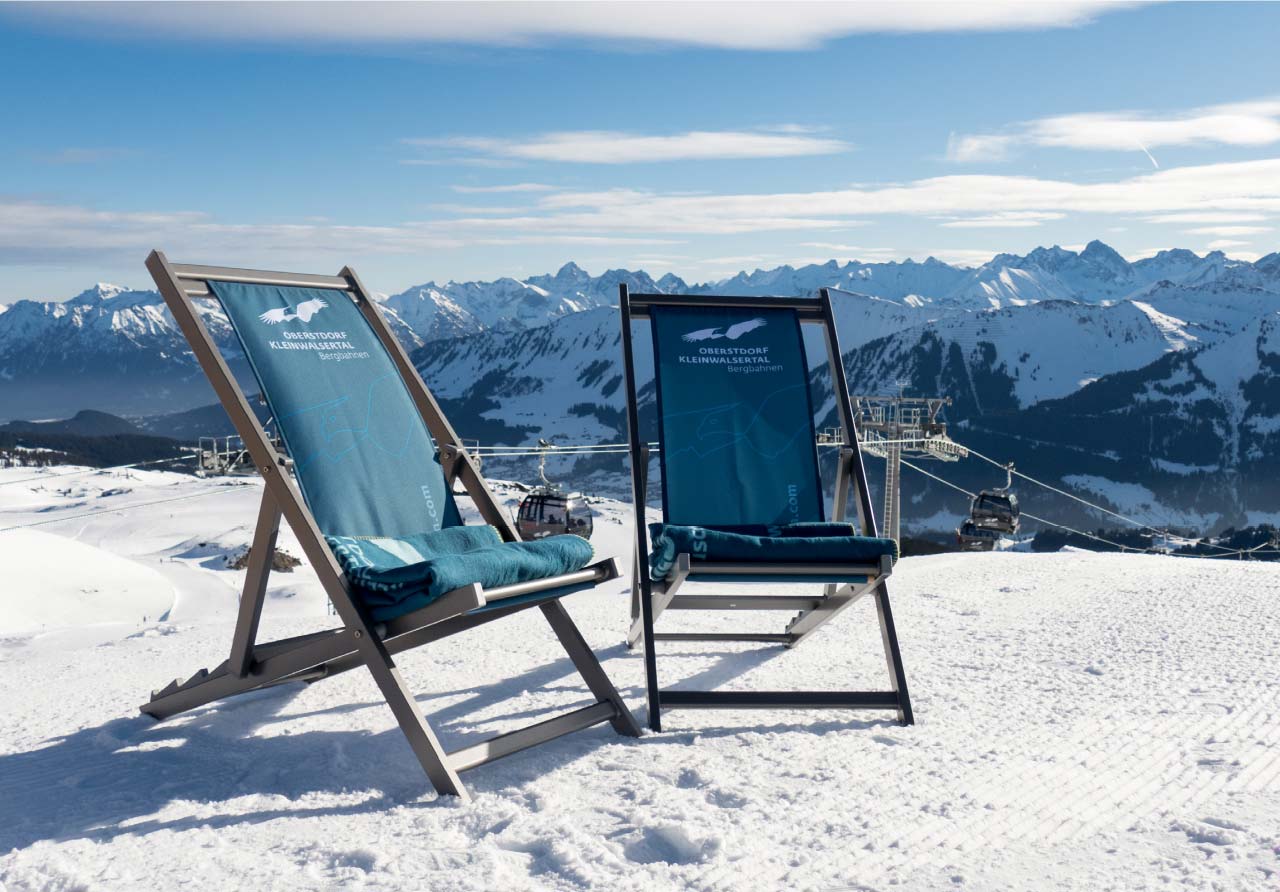 Liegestühle im Schnee